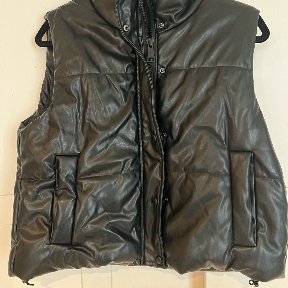 Cropped faux leather puffer vest. Sz.M